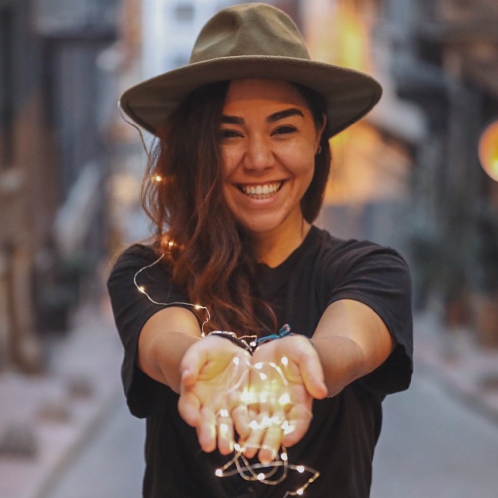 A M İ N E   Kamburoğlu